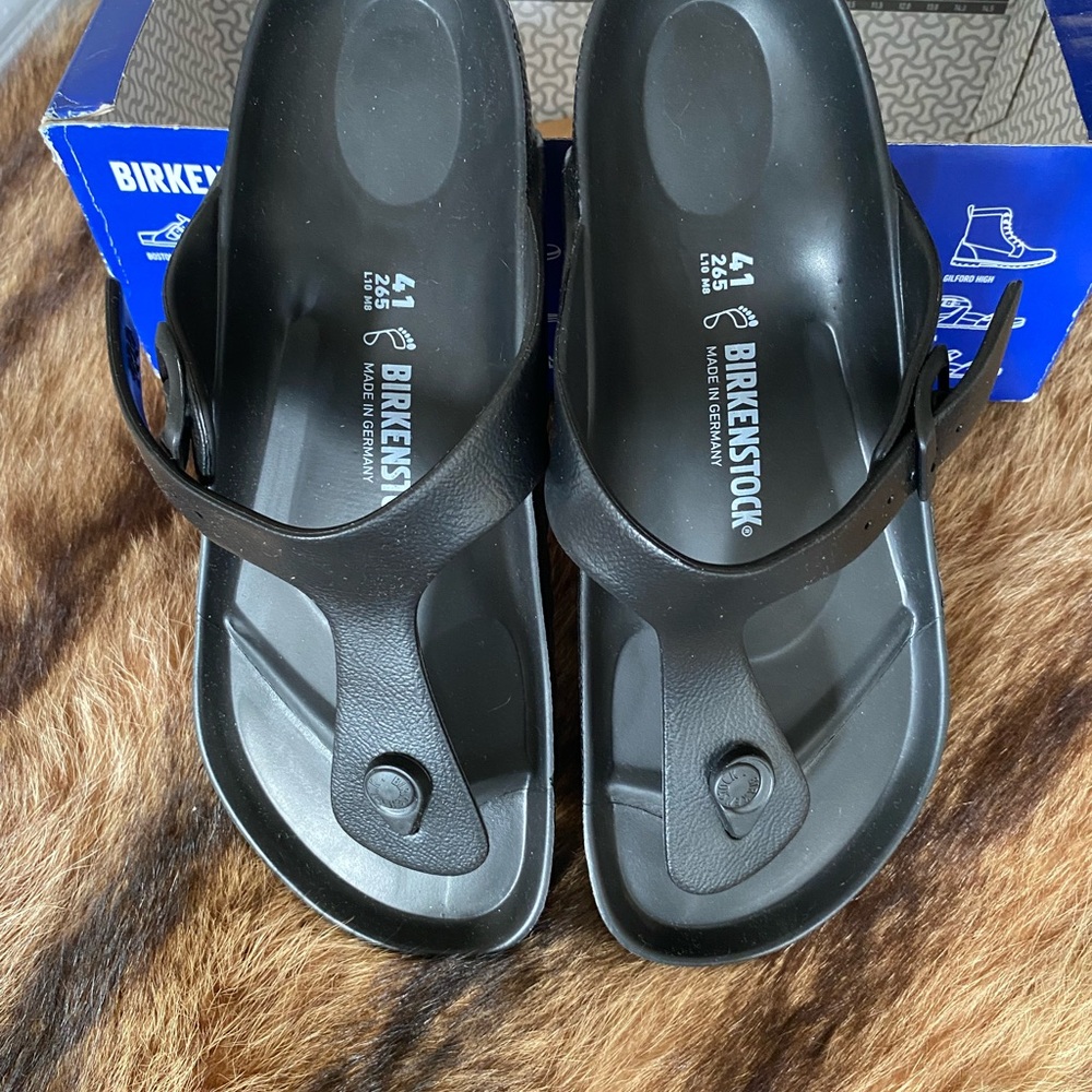 New in Box Birkenstock Gizeh Essentials size 41